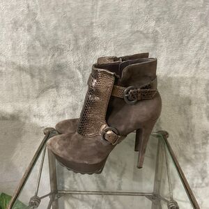 GUESS BY MARCIANO BROWN SUEDE snake print BUCKLED ZIP stacked Booties women’s 9M